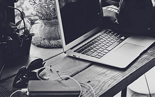 最新股票配资平台:手机看股票用什么软件好-大盘回调 无敌的“易中天”也终于跌了！为何情绪突变？